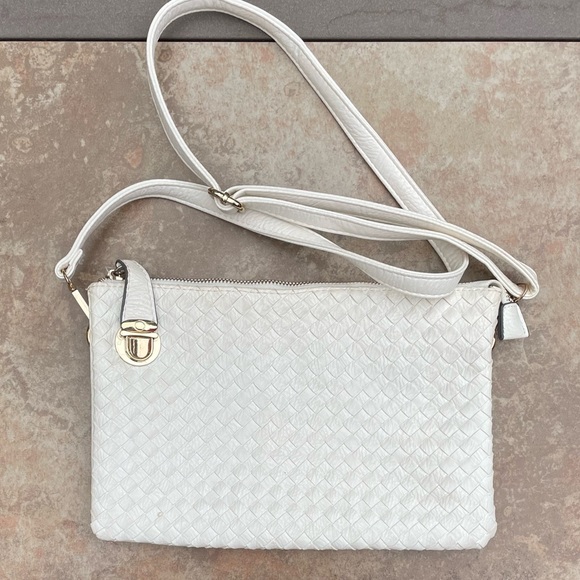Handbags - White shoulder bag with tons of pockets!                    ✨ Bundle 3 for $20 ✨